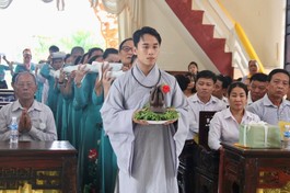 Phật tử nhiễu pháp y cúng dường chư tôn đức nhân lễ Vu lan tại chùa Pháp Hoa