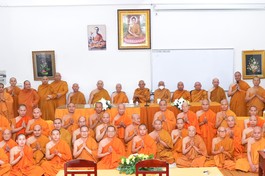 Chư Tăng hành giả an cư tại trường hạ Pháp viện Minh Đăng Quang chụp ảnh lưu niệm