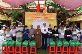 Chương trình trao quà đến các hộ nghèo, cận nghèo, khó khăn trên địa bàn Q.Bình Thạnh tại Chơn Đức thiền viện