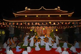 Các em Phật tử múa dâng hoa trong lễ Vu lan - Báo hiếu tại chùa Phước Sơn