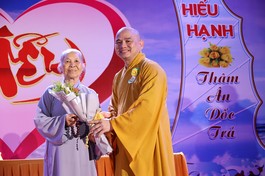 Đông đảo Phật tử về chùa dự lễ Vu lan, quy y Tam bảo