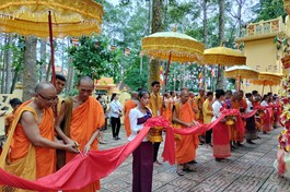 Chư tôn đức cắt băng khánh thành 2 công trình mới tại chùa Âng