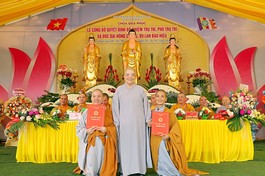 Ni trưởng Thích Đàm Hòa trao quyết định bổ nhiệm trụ trì, phó trụ trì chùa Quả đến Sư cô Thích Đàm Hưng và Sư cô Thích nữ Từ Nghĩa