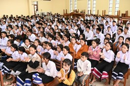 Trao học bổng đến các em học sinh nghèo hiếu học