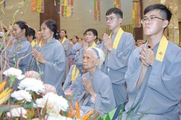 Phật tử tham dự Pháp hội Vu lan tại Việt Nam Quốc Tự