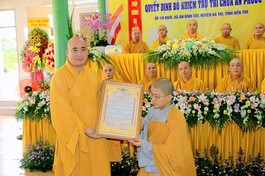 Đại đức Thích Trí Thuận trao quyết định bổ nhiệm trụ trì chùa An Phước đến Sư cô Thích nữ Trung Đăng