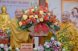 Hòa thượng Thích Bảo Nghiêm dâng hoa mừng khánh tuế Hòa thượng Chủ tịch Hội đồng Trị sự