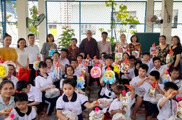 Trao quà đến các em học sinh Trường Hy Vọng (Q.8, TP.HCM)