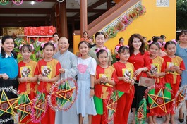 Các tự viện tổ chức chương trình Tết Trung thu, tặng quà cho các em thiếu nhi