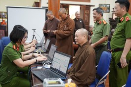 Hòa thượng Thích Bảo Nghiêm được cán bộ Phòng Cảnh sát Quản lý hành chính về trật tự xã hội - Công an TP.Hà Nội hướng dẫn đăng ký, kích hoạt tài khoản VNeID