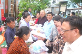 Chùa Vạn Liên (Q.8, TP.HCM) tặng quà đến các hộ nghèo tại địa phương