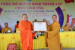 Đại diện Ban Trị sự GHPGVN tỉnh Trà Vinh trao quyết định thành lập chùa Linh Ứng đến Ban Trị sự GHPGVN H.Châu Thành