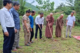 Khởi công xây dựng nhà tình thương cho gia đình ông Kha Văn Chồm ngụ tại bản Quăn, xã Bình Chuẩn, H.Con Cuông, Nghệ An