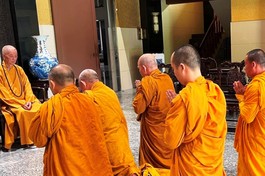 Đại diện hệ phái Khất sĩ đảnh lễ, trình lên Đức Pháp chủ GHPGVN về chương trình Đại lễ Kỷ niệm 100 năm ngày sinh của Tổ sư Minh Đăng Quang (1923-2023)