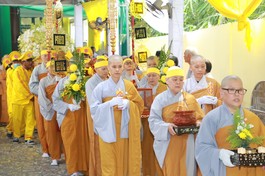 Phụng tống kim quan Ni trưởng Thích nữ Tâm Hậu nhập bảo tháp trong khuôn viên chùa Long Tế (TT.Mỹ Thọ, H.Cao Lãnh, tỉnh Đồng Tháp)