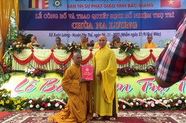 Hòa thượng Thích Thiện Văn, Trưởng ban Trị sự GHPGVN tỉnh Bắc Giang trao quyết định bổ nhiệm trụ trì chùa Na Lương đến Đại đức Thích Minh Ngộ