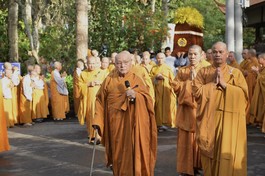 Chư tôn đức Tăng Ni, huynh đệ pháp lữ trong tông môn Thiền phái Trúc Lâm VN phụng tống kim quan Hòa thượng Thích Trí Chơn rời tổ đình Thường Chiếu đến nơi trà-tỳ
