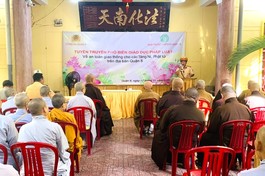 Quang cảnh buổi tuyên truyền, phổ biến pháp luật về an toàn giao thông cho Tăng Ni, Phật tử trên địa bàn Q.8, TP.HCM tại chùa Long Hoa