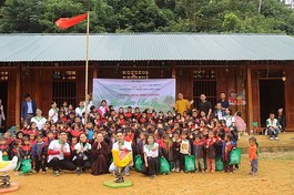 Thanh Hóa: Trao 500 chiếc áo ấm cho trẻ em vùng cao biên giới