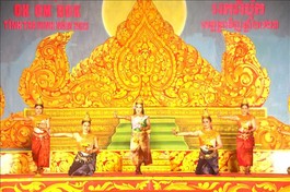 Trà Vinh: Đêm văn nghệ, thả hoa đăng mừng Lễ hội Ok Om Bok