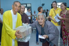 Một cụ già ở xã Phú Xuân, H.Phú Vang nhận quà từ chương trình từ thiện "Mãi yêu thương"