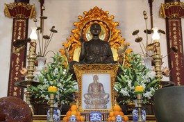 Hương án Đức Phật hoàng Trần Nhân Tông tôn trí tại chánh điện chùa Từ Đàm