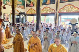 Chư tôn đức hướng dẫn Phật tử dâng hoa cúng dường Phật 