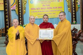 Đại đức Thích Nguyên Nguyệt trao Bằng tuyên dương công đức đến Ban Phật giáo Quốc tế tỉnh Bình Thuận