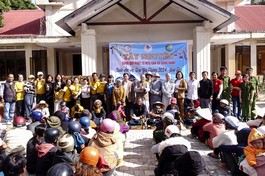 Chùa Pháp Hoa trao 300 suất quà đến bà con, học sinh nghèo tại TT.Đăk Rve, H.Kon Rẫy, Kon Tum