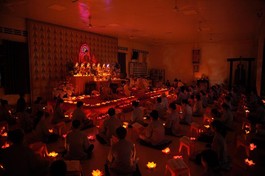 Đạo tràng chùa Ân Thọ thắp hoa đăng niệm Phật mừng vía Đức Phật A Di Đà