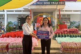 Tặng "Thư viện cho em" tại điểm trường Đạ R'Măng - Tiểu học Liêng Srônh, H.Đam Rông, Lâm Đồng - Ảnh: HDSG