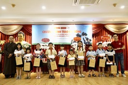 50 suất học bổng đã được trao tận tay các em học sinh cấp 1-2-3 đang học trên địa bàn Q.3 - cùng quận nơi đặt trụ sở tòa soạn Báo Giác Ngộ