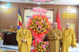 Ban Trị sự GHPGVN H.Hóc Môn đón nhận lẵng hoa chúc mừng hội nghị từ Ban Thường trực Ban Trị sự GHPGVN TP.HCM