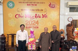 Ông Nguyễn Duy Tân, Phó Giám đốc Sở Nội vụ tặng quà chúc mừng năm mới đến Ban Trị sự GHPGVN Q.6