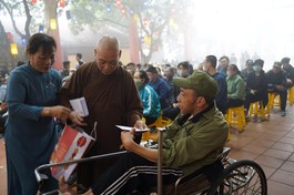 Hòa thượng Thích Bảo Nghiêm tận tay trao quà đến các hoàn cảnh khó khăn