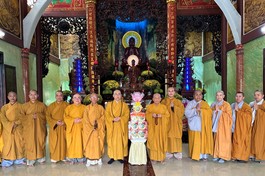 Đoàn Ban Trị sự GHPGVN Q.Phú Nhuận tặng quà khánh tuế Trưởng lão Hòa thượng Thích Huệ Minh