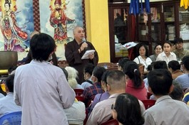 Thượng tọa Thích Từ Tánh phát biểu tại buổi lễ trao quà 