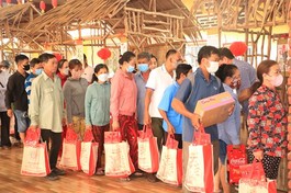 Chùa Thiền Kim trao quà từ thiện trước thềm Xuân Giáp Thìn