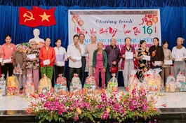 Chương trình "Niềm vui bất ngờ" trao 163 phần quà đến các hộ thuộc diện bảo trợ xã hội ở Sơn Viên