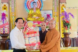 Tặng quà đầu năm đến Ban Trị sự GHPGVN H.Bình Chánh