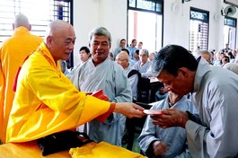 Chư tôn đức trao lộc đầu năm đến các Phật tử