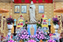 Di ảnh Trưởng lão Hòa thượng Thích Thái Không và chư vị Tổ sư tại tổ đường chùa Lưỡng Xuyên