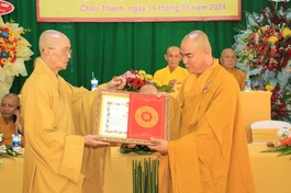 Hòa thượng Thích Chơn Minh trao quyết định bổ nhiệm trụ trì chùa Tân Hòa đến Thượng tọa Thích Tĩnh Triệt