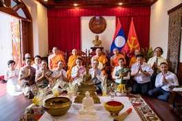 Cán bộ, nhân viên Tổng lãnh sự quán CHDCND Lào chụp ảnh lưu niệm cùng chư Tăng nhân buổi lễ cầu nguyện quốc thái dân an