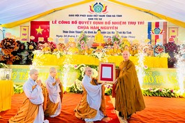Thượng tọa Thích Chiếu Tuệ trao quyết định bổ nhiệm trụ trì chùa Hà Nguyên đến Sư cô Thích nữ Viên Thuần 