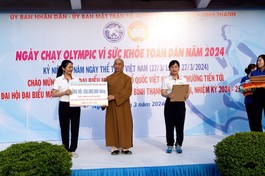 Thượng tọa Thích Tâm Chơn trao bảng tượng trưng ủng hộ 350 triệu đồng đến Quỹ “Vì người nghèo” Q.Bình Thạnh