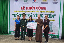Đại đức Thích Pháp Tịnh và các mạnh thường quân trao kinh phí hỗ trợ mô hình “Ký túc xá vùng biên”