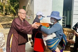 Hòa thượng Thích Thiện Nghĩa tận tay trao quà đến đồng bào dân tộc ở các tỉnh Tây Nguyên