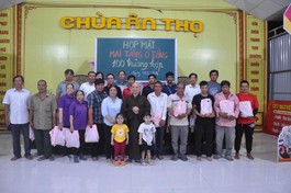 Các thành viên của Đội mai táng 0 đồng chụp ảnh lưu niệm cùng Đại đức Thích Lệ Ngôn, trụ trì chùa Ân Thọ trong buổi họp mặt tri ân