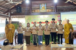 Trao phần thưởng đến các khóa sinh tham gia chương trình "Hái hoa Phật pháp" tại khóa tu